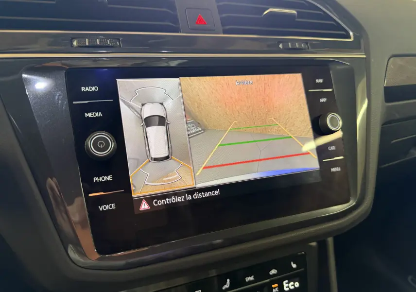 Écran tactile central du Volkswagen Tiguan gris clair 2022 montrant la caméra de recul avec guidage de trajectoire.