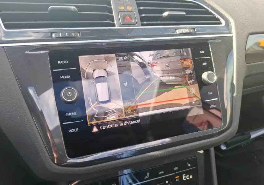 Écran tactile central du Volkswagen Tiguan 1.4 e-Hybrid 2022 montrant la caméra de recul et l'alerte de distance.