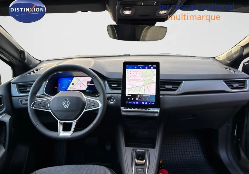 Vue intérieure avant du tableau de bord gris cassiopée métal de la Renault Symbioz 2026 avec écran tactile vertical et volant multifonction.