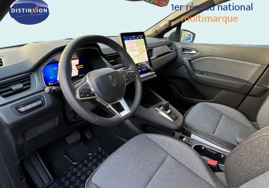 Vue intérieure avant droite du Renault Symbioz 2026, avec tableau de bord numérique et sièges tissu gris.