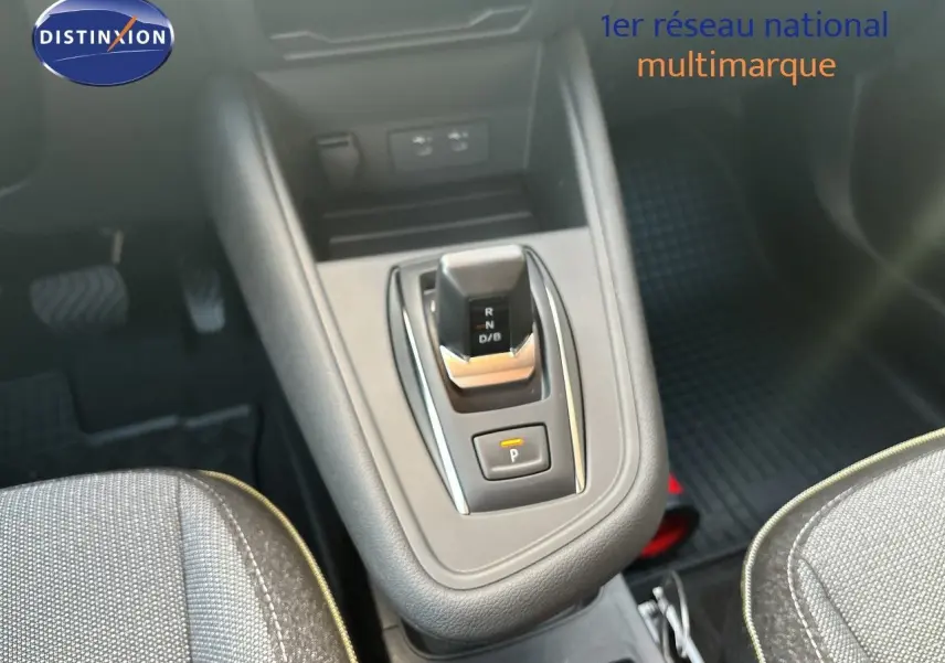 Vue rapprochée de la console centrale avec levier de vitesses automatique sur Renault Symbioz gris cassiopée métal.