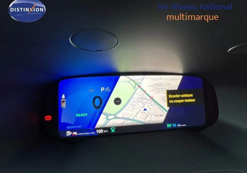 Tableau de bord numérique éclairé avec affichage de navigation et informations de conduite dans une Renault Symbioz gris cassiopée.