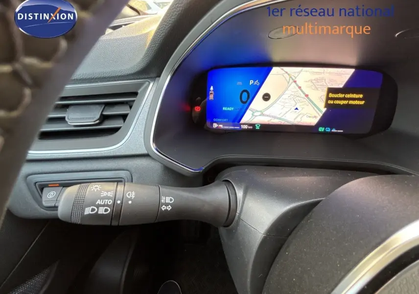 Vue intérieure du tableau de bord du Renault Symbioz gris cassiopée, affichage numérique avec navigation et commandes au volant.