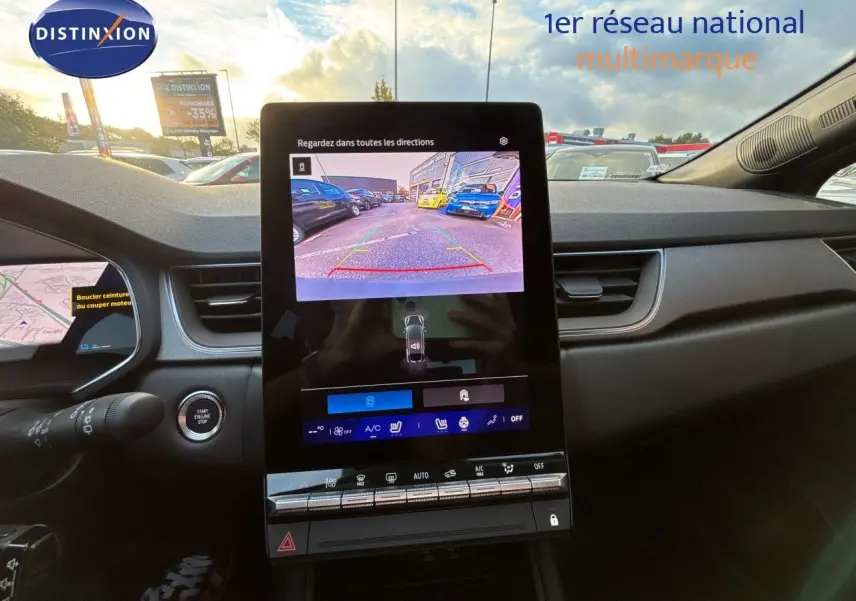 Vue intérieure du tableau de bord du Renault Symbioz gris cassiopée, avec écran tactile central affichant la caméra de recul.
