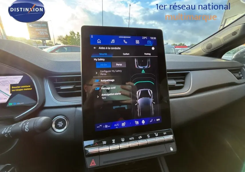 Vue intérieure du tableau de bord de la Renault Symbioz 2026, écran tactile central affichant les aides à la conduite.