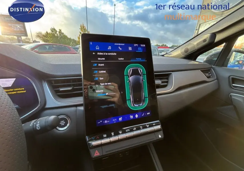 Vue intérieure du tableau de bord de la Renault Symbioz 2026, écran tactile central affichant les aides à la conduite.