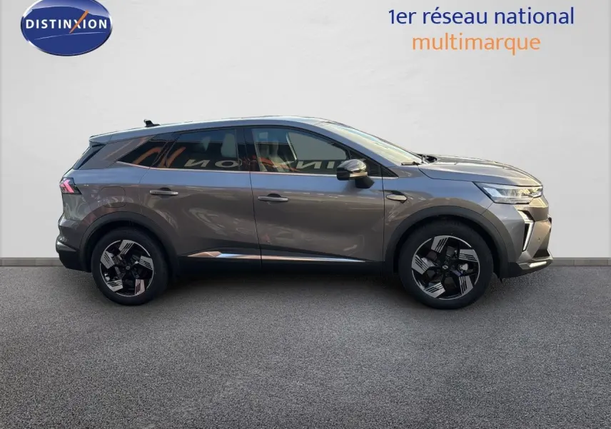 Profil droit du Renault Symbioz gris cassiopée métal 2026, SUV hybride avec jantes biton et lignes modernes.