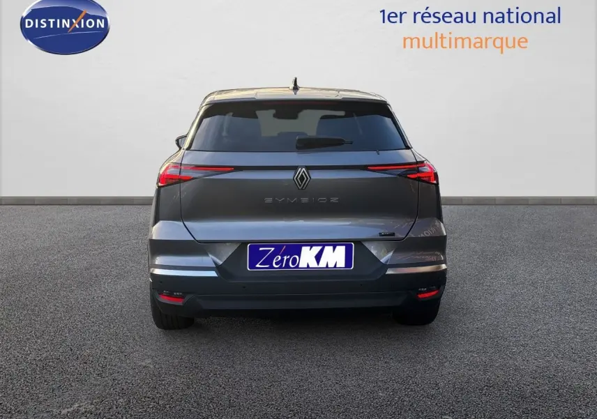 Vue arrière du Renault Symbioz gris cassiopée métal, mettant en valeur ses feux LED fins et son logo central distinctif.