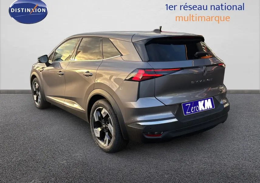 Vue 3/4 arrière droite d’un Renault Symbioz gris cassiopée métal avec feux LED et jantes bi-ton.