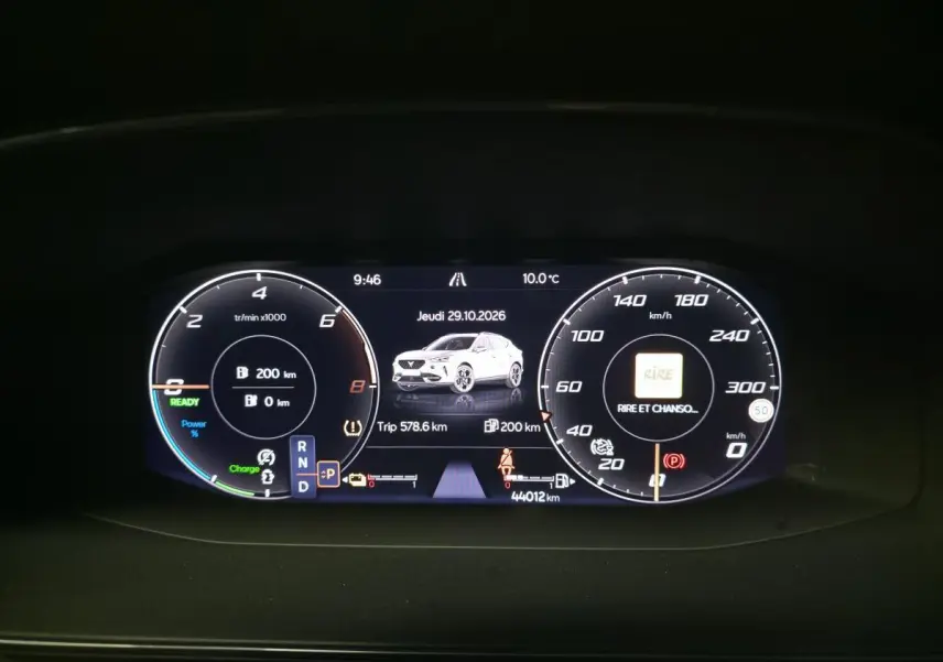 Combiné d'instruments digital de la CUPRA Formentor 1.4 e-Hybrid 2024 affichant vitesse, régime et autonomie, vue frontale.