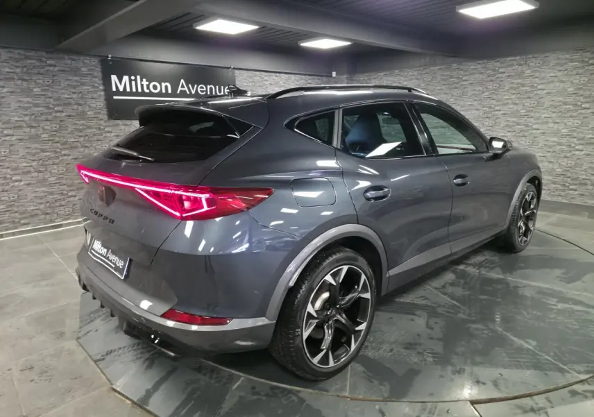Vue 3/4 arrière droite du CUPRA Formentor gris avec feux arrière LED en bandeau et jantes alliage 19 pouces.
