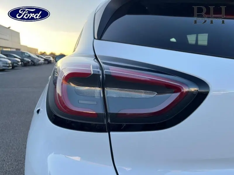 Gros plan sur le feu arrière droit rouge et noir d’un Ford Puma blanc Glacier, vue arrière côté droit.