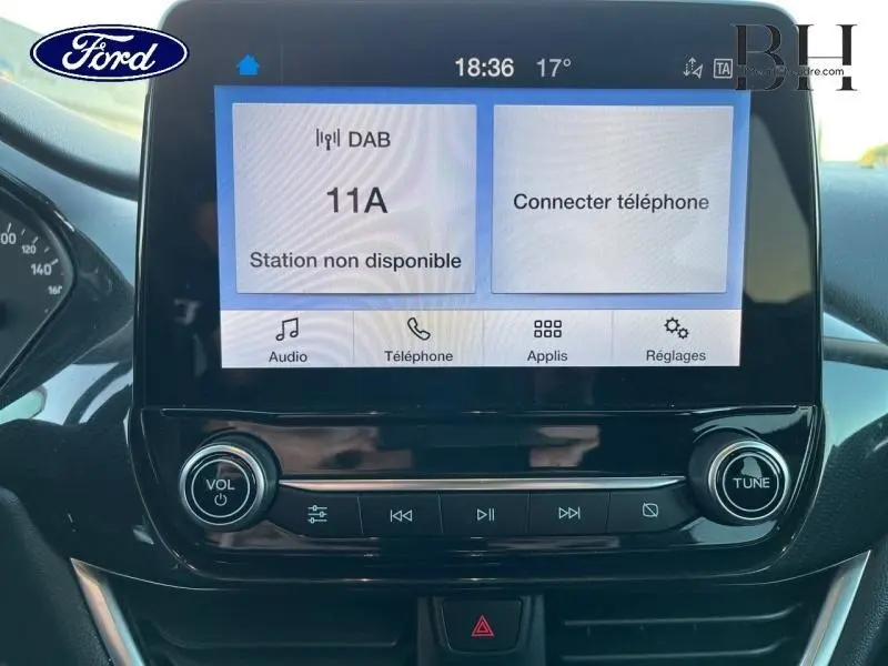 Écran tactile central du Ford Puma 2022 affichant menu audio et téléphone, avec commandes volume et réglage visibles.
