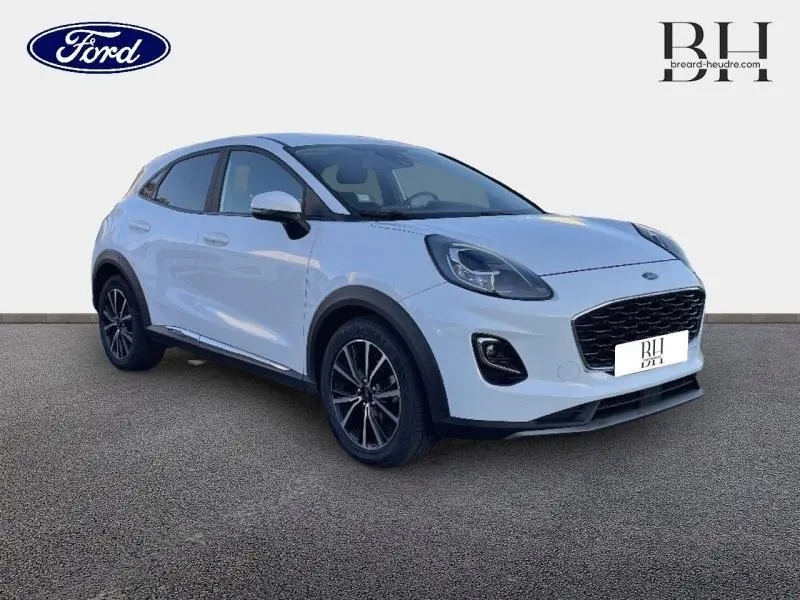 Ford Puma blanc Glacier vu en 3/4 avant droit, avec jantes alu noires et calandre noire distinctive.
