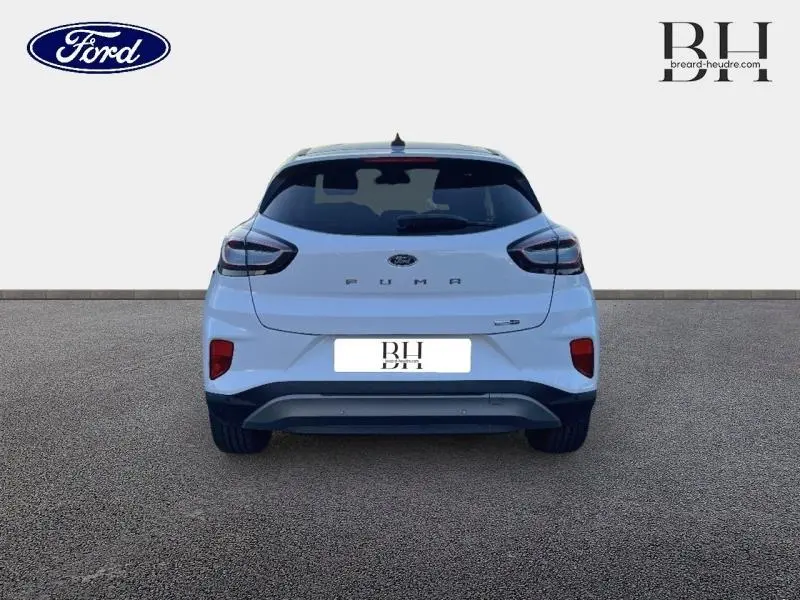 Vue arrière d'une Ford Puma blanche Glacier 2022 avec feux LED et lunette arrière surteintée.