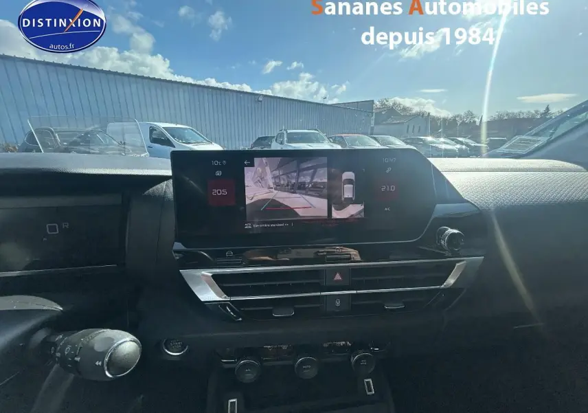 Tableau de bord de Citroën C4 2021 avec écran tactile affichant la caméra de recul, vue avant intérieure.