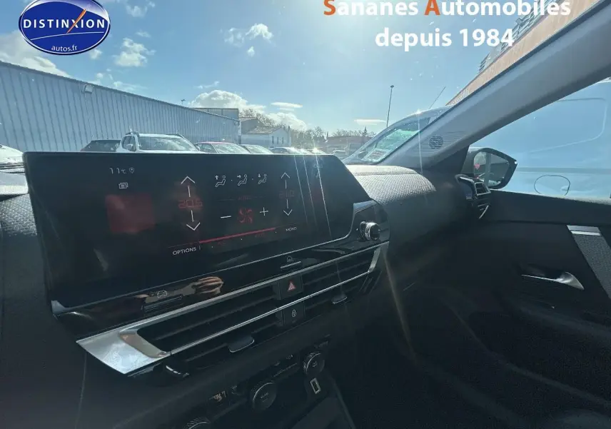 Vue intérieure côté passager du tableau de bord de la Citroën C4 2021 avec écran tactile et commandes de climatisation.