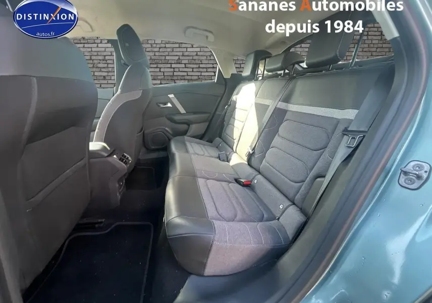 Vue intérieure arrière côté droit d'une Citroën C4 2021 bleu clair avec sièges tissu et cuir noir.