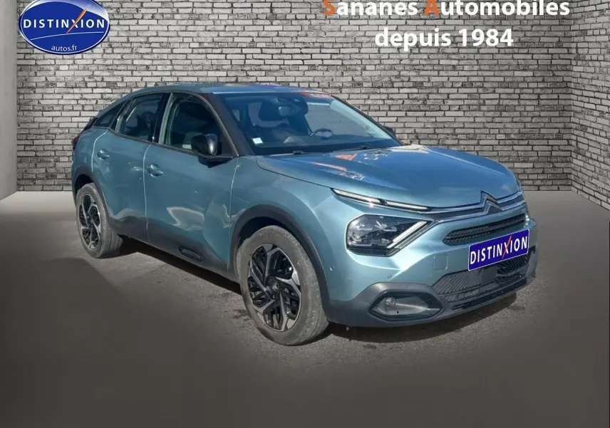 Citroën C4 bleu clair en 3/4 avant droit, avec jantes alliage noires et calandre distinctive moderne.