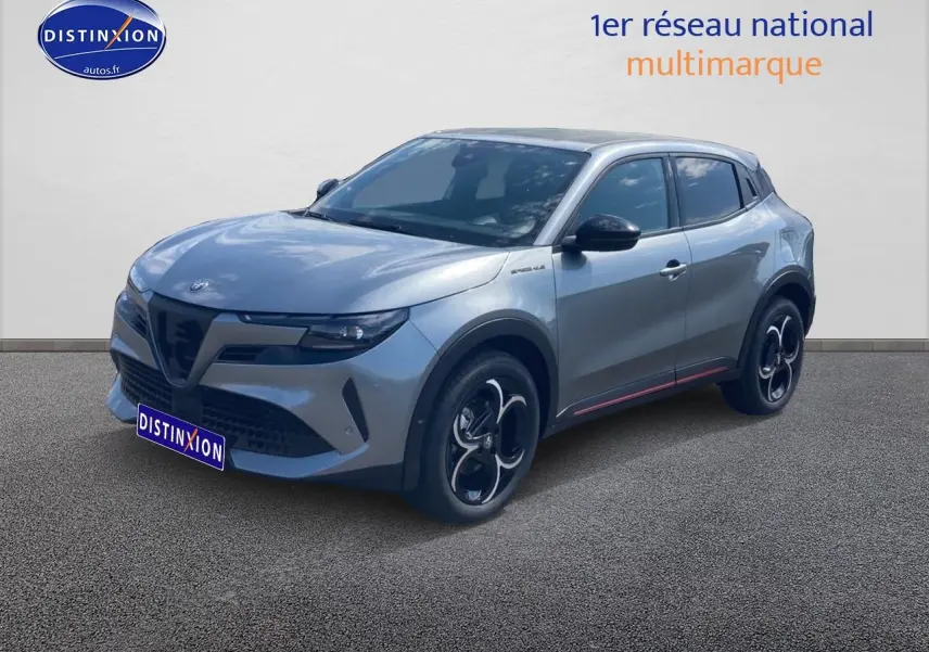 Vue 3/4 avant droite d'une Alfa Romeo Junior 1.2 hybride gris métallisé avec jantes alliage et vitres teintées.