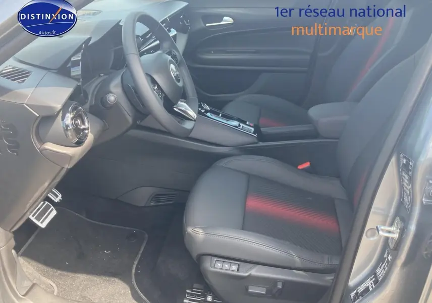 Vue intérieure côté conducteur de l'Alfa Romeo Junior 1.2 hybride grise, avec sièges cuir noir et console centrale moderne.