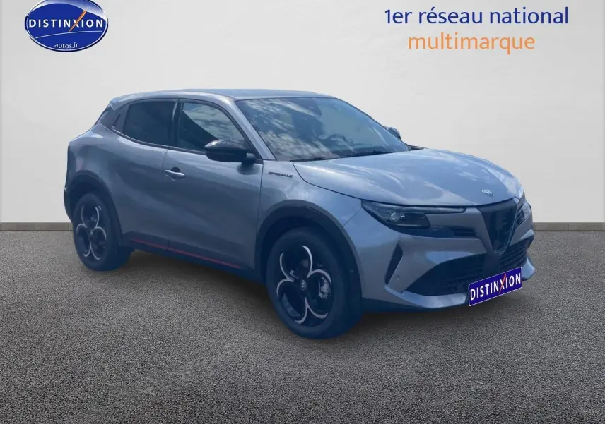 Alfa Romeo Junior gris en 3/4 avant droit, avec jantes alliage noires et vitres arrière teintées.