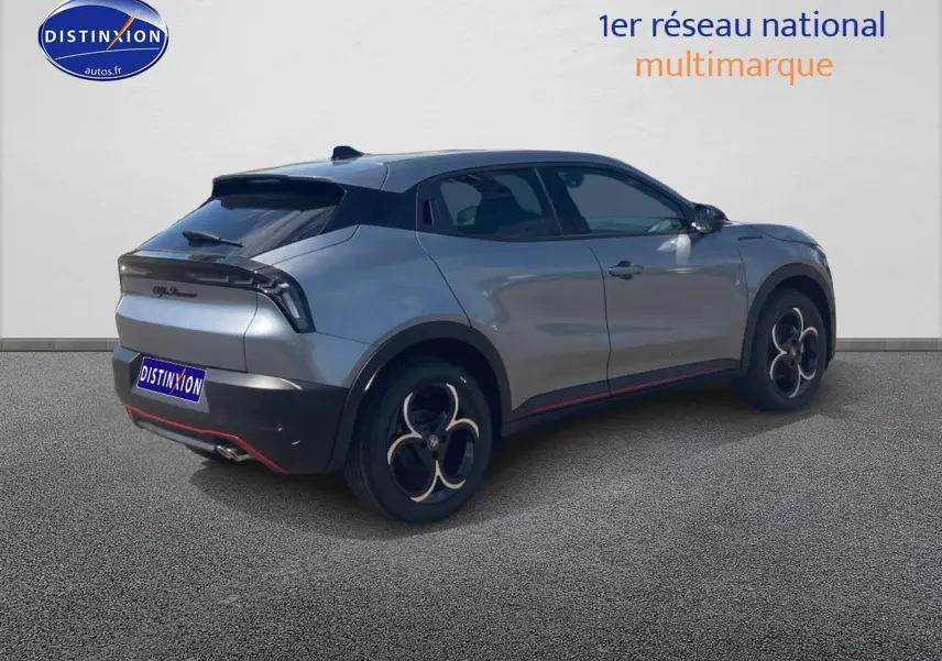 Vue 3/4 arrière droite d'une Alfa Romeo Junior gris métallisé avec jantes en alliage et feux arrière LED.