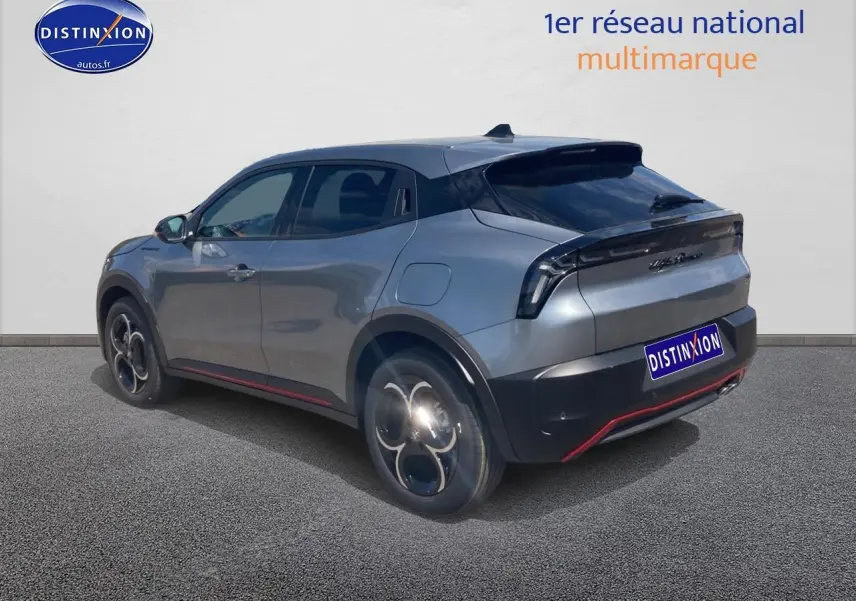 Vue 3/4 arrière droite d'une Alfa Romeo Junior gris métallisé avec jantes alliage et vitres teintées.