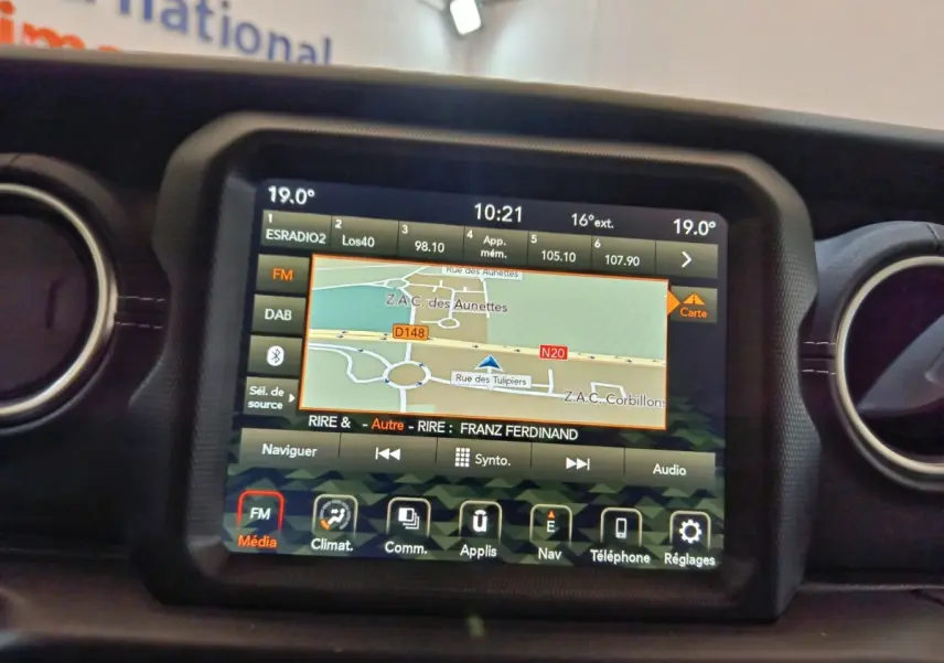 Écran tactile central du tableau de bord de la Jeep Wrangler 2022, affichant la navigation et les commandes multimédias.