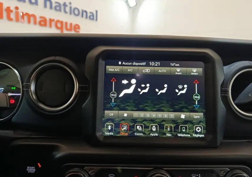 Écran tactile central du tableau de bord du Jeep Wrangler gris foncé 2022, affichant les réglages de climatisation.