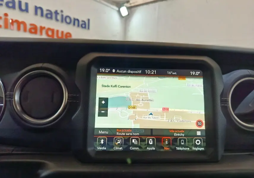 Écran tactile central du tableau de bord du Jeep Wrangler 2022 affichant la navigation en mode jour.