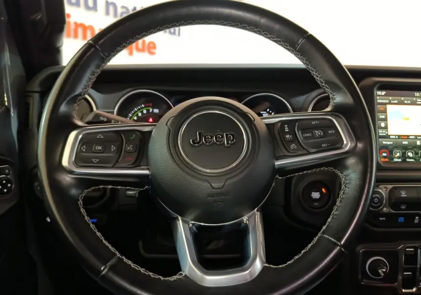 Volant en cuir noir avec commandes multifonctions Jeep, tableau de bord et écran tactile intérieur du Wrangler 2022.