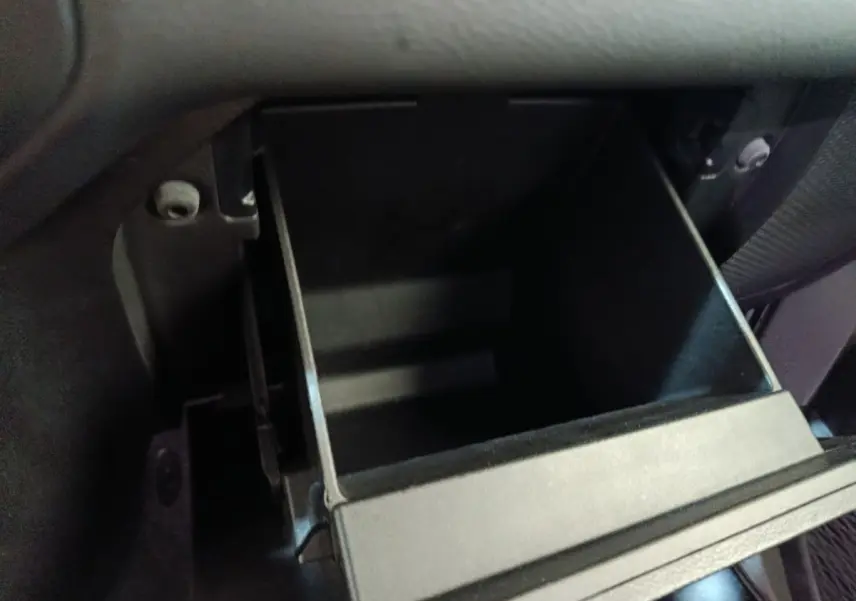 Gros plan sur la boîte à gants ouverte noire à l'intérieur du Jeep Wrangler gris foncé 2022.