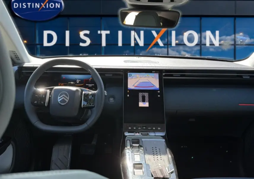 Vue intérieure avant du Citroën C5 Aircross 2026, tableau de bord noir avec écran tactile central et volant multifonction.