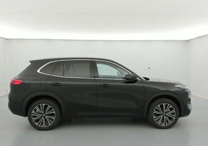 Vue de profil côté gauche du SUV Geely STARRAY polar black, soulignant ses jantes alliage et lignes épurées.