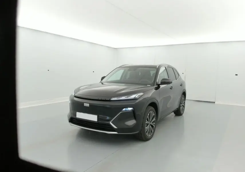 Vue 3/4 avant d’un SUV Geely STARRAY polar black dans un studio lumineux, soulignant ses phares LED fins et ses jantes alliage.