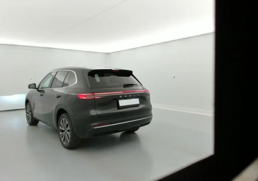 Vue 3/4 arrière droite d’un SUV Geely STARRAY polar black avec feux arrière LED continus dans un studio lumineux.