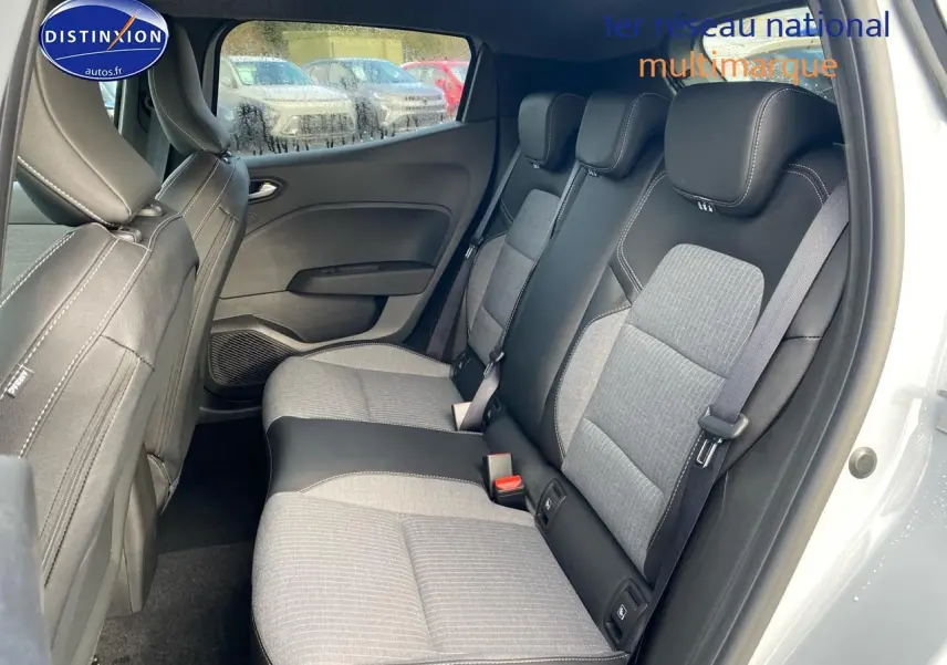 Vue intérieure côté droit des sièges arrière gris et noir de la Renault Clio V 1.0 TCe 90 Techno 2025.