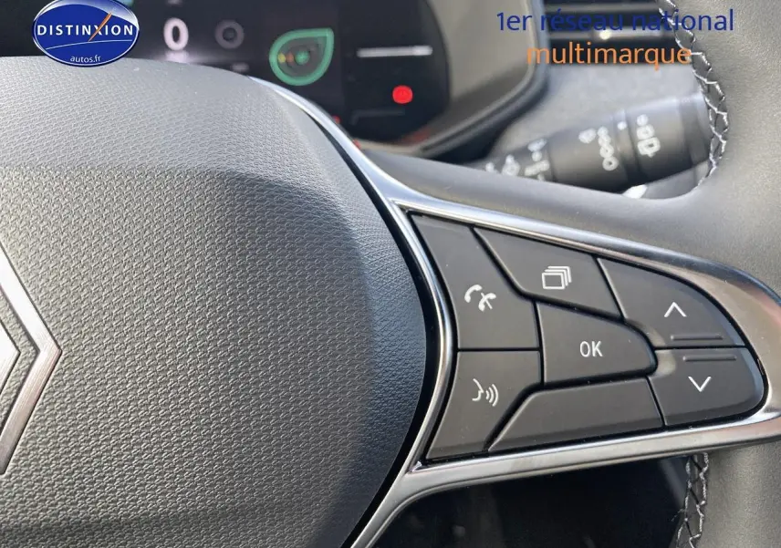 Gros plan sur les commandes multifonctions du volant côté droit de la Renault Clio V gris rafale.