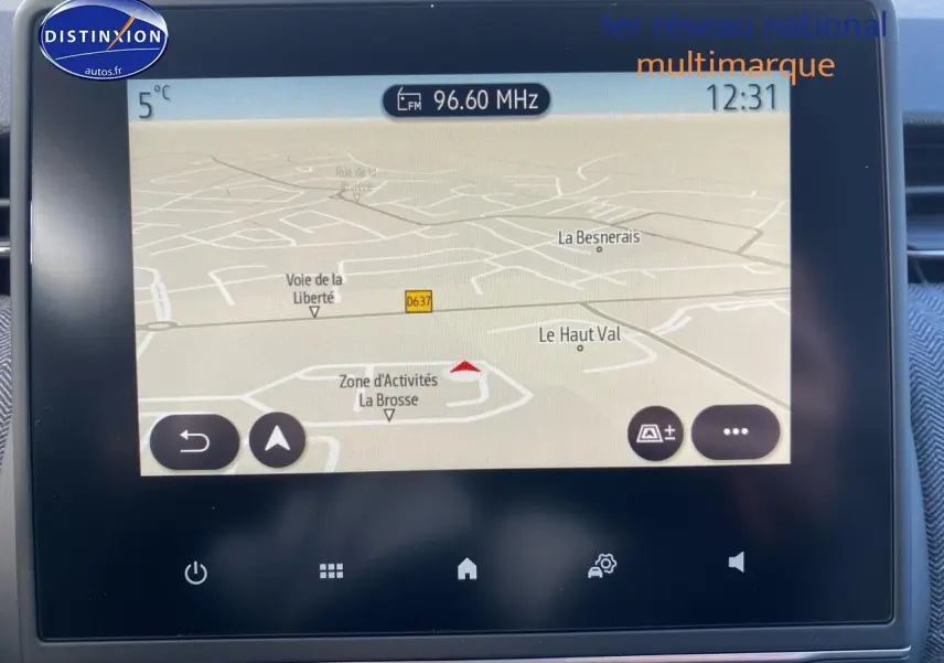 Écran tactile du système de navigation de la Renault Clio V gris rafale, vue intérieure centrée sur l'affichage GPS.