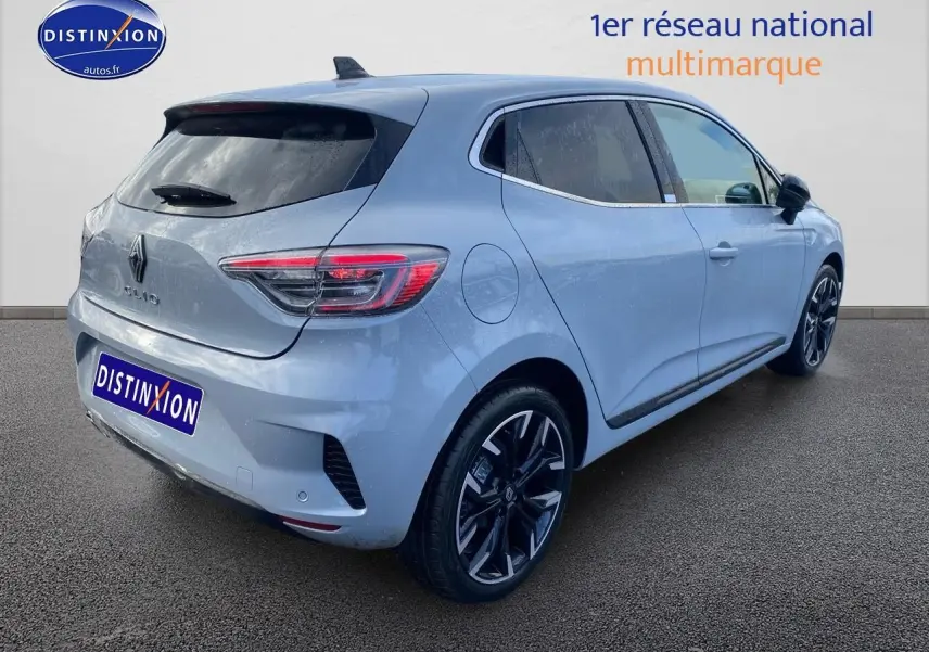 Vue 3/4 arrière droite d'une Renault Clio V gris rafale avec jantes alliage noires et becquet arrière.