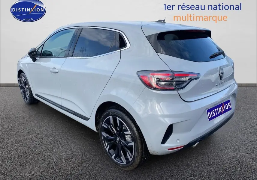 Vue 3/4 arrière droite d'une Renault Clio V gris rafale avec jantes alliage noires et vitres arrière surteintées.