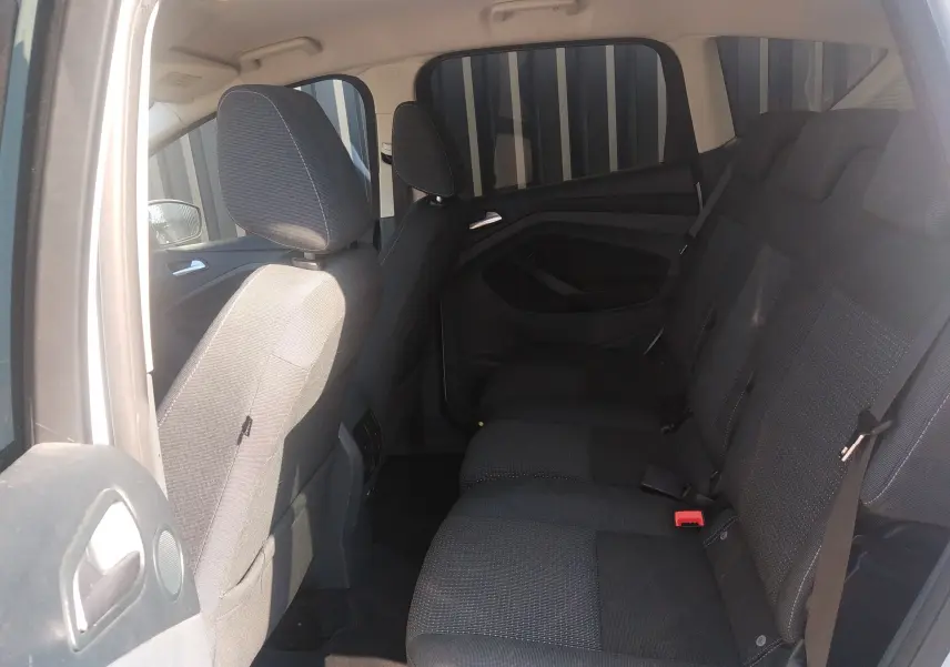 Vue intérieure côté gauche montrant les sièges arrière en tissu noir du Ford C-MAX blanc 2013.