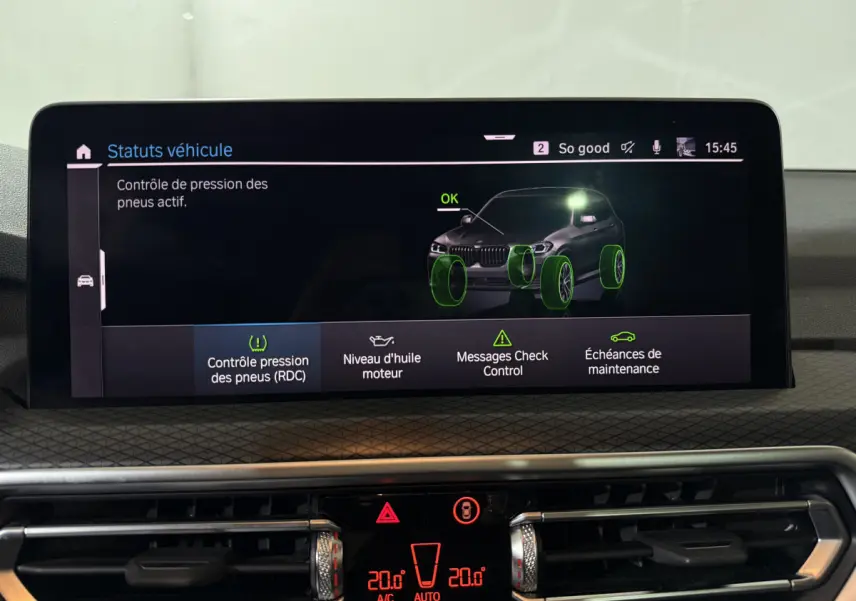 Écran central du tableau de bord montrant le statut des pneus d’un BMW X3 bleu hybride rechargeable 2023.