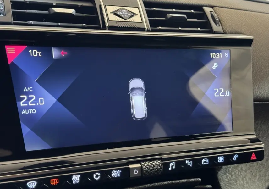 Écran tactile central du DS7 Crossback 2020 affichant la climatisation à 22°C et la vue du véhicule en gris foncé.