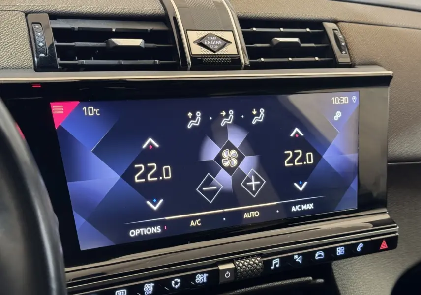 Écran tactile central du DS7 Crossback 2020 affichant la climatisation à 22°C, avec bouton Start Engine visible.