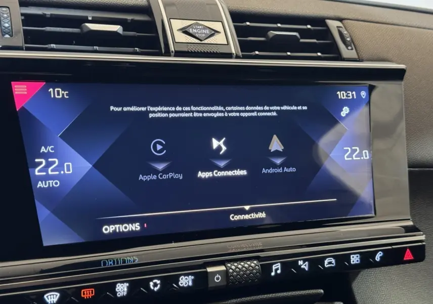 Écran tactile central du DS7 Crossback gris foncé, affichant la connectivité Apple CarPlay et Android Auto.