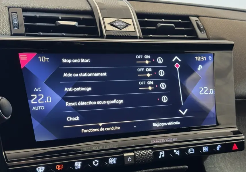 Écran tactile central du tableau de bord du DS7 Crossback 2020, affichant les réglages de conduite et climatisation.