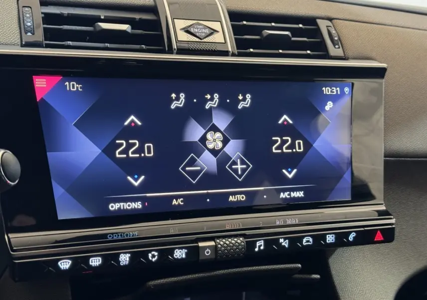 Gros plan sur l’écran tactile central du DS7 Crossback gris foncé, affichant la climatisation bi-zone à 22°C.