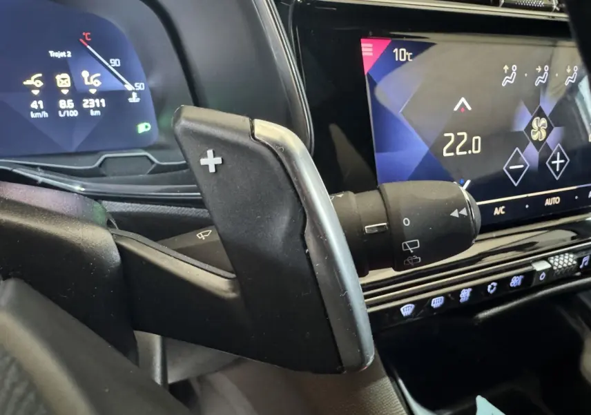 Gros plan intérieur sur la commande de boîte auto et l’écran tactile du tableau de bord du DS7 Crossback gris foncé.